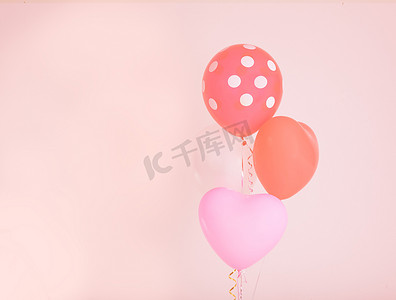 粉红色墙上的快速心形气球，带有老式过滤器 ef