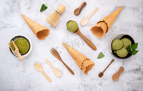 抹茶绿茶冰淇淋配华夫饼和薄荷叶套装