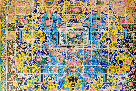 Golestan 宫墙上的装饰瓷砖。