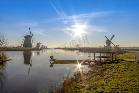 荷兰 Alblasserdam 运河中部联合国教科文组织遗产风车轮廓上的暮光日出