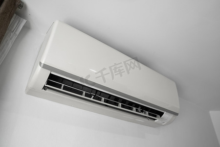 空调客厅摄影照片_空调安装在客厅或卧室的白色墙壁上。