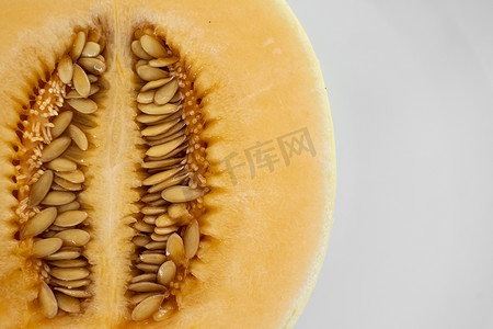 甜橙摄影照片_白盘上的新鲜甜橙瓜作为背景，有选择性地聚焦。