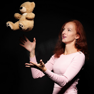 红发女孩模特与泰迪熊合影。