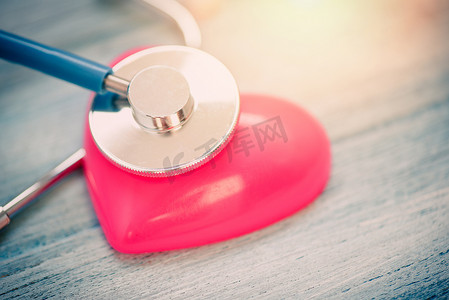 心脏健康和带听诊器的红心 — 世界心脏日