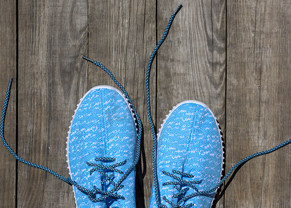 一双蓝色纺织鞋