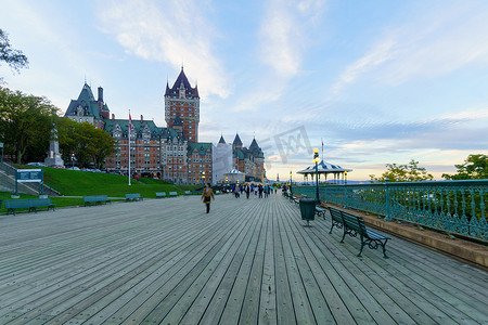 Dufferin Terrace 和 Chateau Frontenac 在魁北克的日落场景