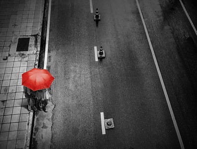 城市雨天街上带伞的人