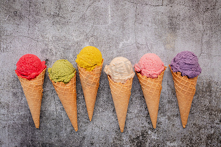 卡通冰激凌甜筒摄影照片_各种冰淇淋口味的甜筒蓝莓，绿茶，pista