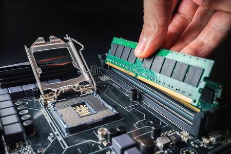 为服务中的个人计算机处理器插槽安装新的 RAM DDR 内存。