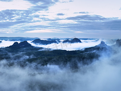 山中的蓝色薄雾。