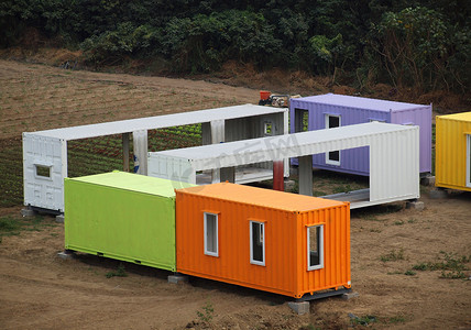 五颜六色的集装箱房屋拼装起来