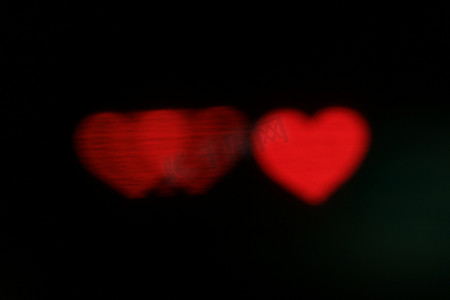 黑色背景上的红色心形彩色灯光散景装饰在夜间背景墙纸模糊情人节，爱情图片背景，灯光心形柔和在夜间摘要