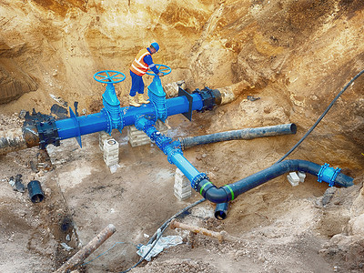 饮用水管上的技术开放式闸阀与新的黑色 waga 多接头构件连接到旧管道系统中。