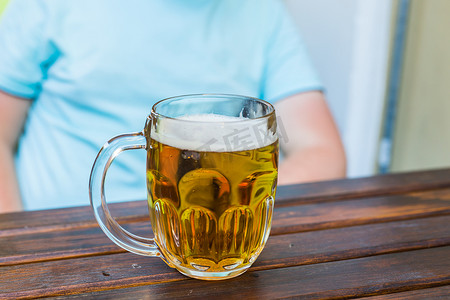 饮料、酒精、手势和休闲概念 — 男人喝啤酒的特写。
