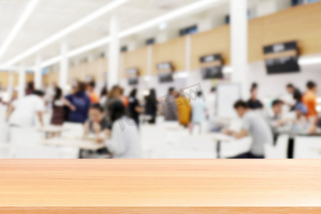 模糊食堂餐厅的木板，很多人的空木桌地板在大学食堂模糊背景中吃东西，模糊咖啡馆或自助餐厅食堂的木桌板是空的