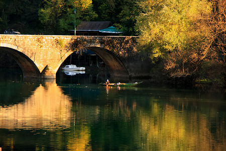黑山茨尔诺耶维察河中反映的拱桥