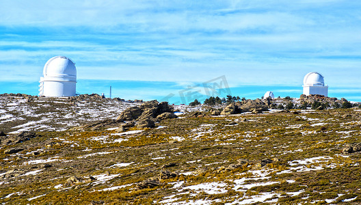 大气商务易拉宝摄影照片_2019年，西班牙安达卢西亚阿尔梅里亚雪山顶的卡拉阿尔托天文台景观。天空穿过穹顶