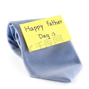 标签背景摄影照片_领带卡标签写快乐父亲节词