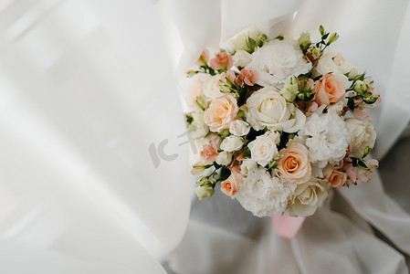 优雅鲜花摄影照片_优雅的婚礼花束，由新鲜的天然鲜花组成