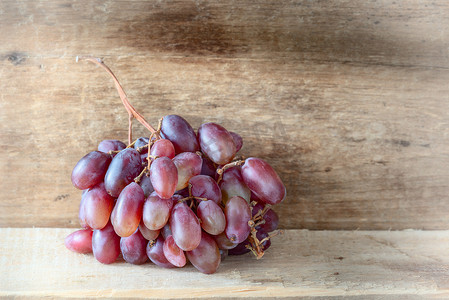 木板上的五颜六色的葡萄
