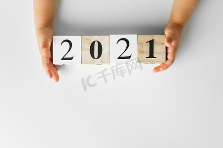 2021快乐摄影照片_2021 年的概念。纸背景上的 2021 年数字，从上面看