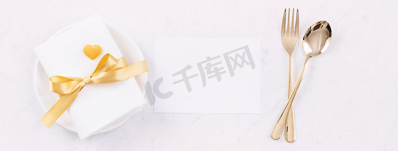 情人节餐设计理念-浪漫的盘子设置隔离在大理石白色背景上，用于餐厅节日庆典促销、顶视图、平躺。