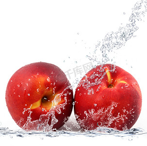 桃子掉进水里