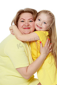 高兴地插图摄影照片_妈妈和小女儿加上模特的大小，轻轻地拥抱