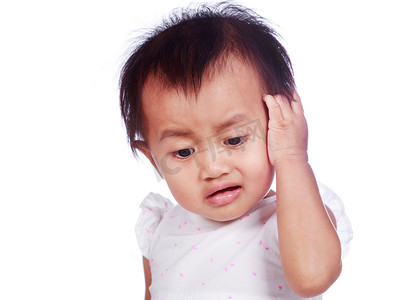 悲伤的婴儿在抑郁症中撕裂头上的头发，在白色背景下被隔离