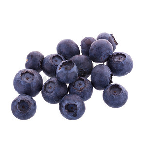 许多多汁和新鲜的蓝莓在白色背景下分离。