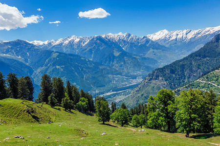 春天在喜马拉雅山脉的 Kullu 山谷。