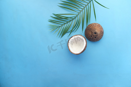 蓝色背景顶视图上的新鲜椰子片