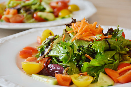 希腊沙拉配多汁西红柿、羊乳酪、生菜、绿橄榄、黄瓜、红洋葱和新鲜欧芹。