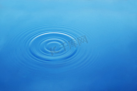 蓝色喜报摄影照片_水面上的波浪圈，蓝色的倒影