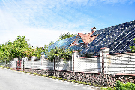 光伏屋顶摄影照片_太阳能电池板，蓝天太阳能电池板阵列的特写镜头，屋顶上的太阳能电池板用于发电