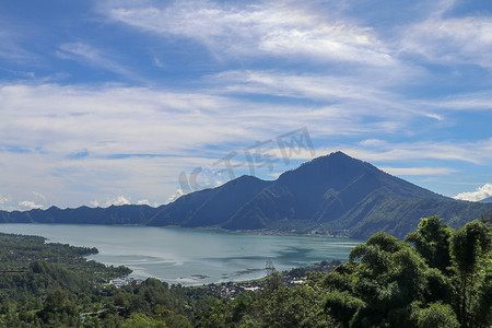 印度尼西亚巴厘岛阿邦山下巴图尔火山火山口的高山湖泊。