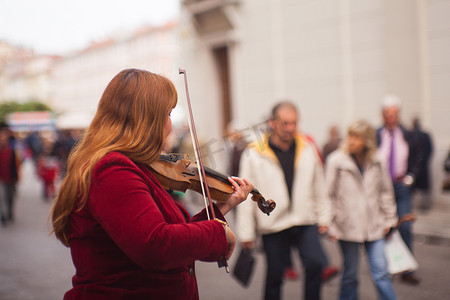 在街上演奏的女小提琴手