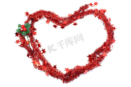 喜庆红色背景摄影照片_红色背景心形装饰用圣诞红色节日金属丝，空间中的文字