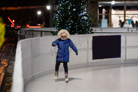 溜冰场和圣诞树的夜景