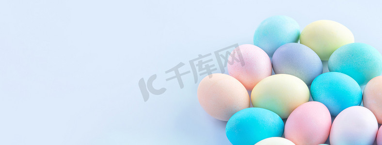 五颜六色的复活节彩蛋由淡蓝色背景上的彩色水染成，复活节假期活动的设计理念，特写，复制空间。