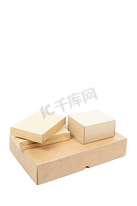 小棕色纸板箱堆放在大箱子上面。