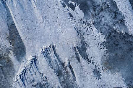 冰湖上摄影照片_雪在冰湖上破碎