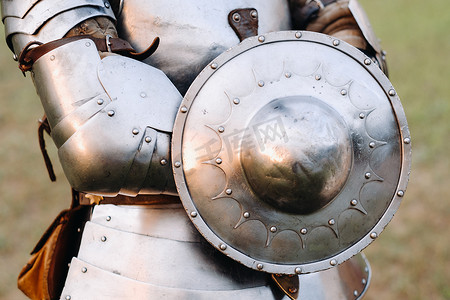 古代骑士盔甲的古老盾。中世纪的概念。金属质感