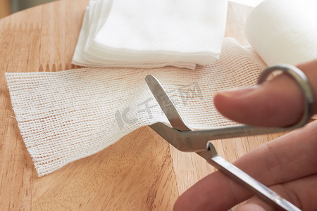 敷料或清洁伤口的工具包括纱布卷、纱布堆