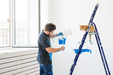 装修壁纸摄影照片_人、装修、宠物和维修概念 — 带猫在公寓里重新装修的搞笑人画像