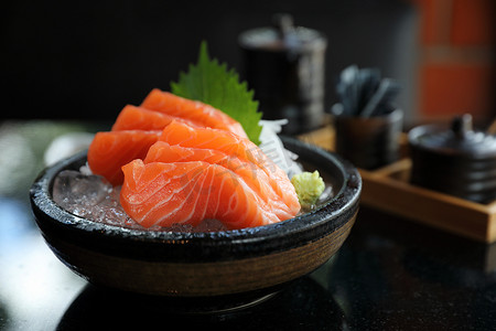 日本料理水彩摄影照片_三文鱼生鱼片冰日本料理