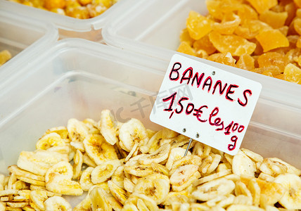 食品市场上的香蕉（法语中的“Bananes”）