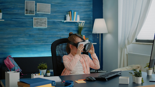 使用 vr 眼镜进行虚拟现实学习的小女生