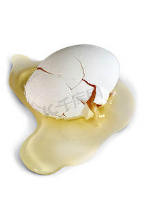 白色背景上的碎鸡蛋