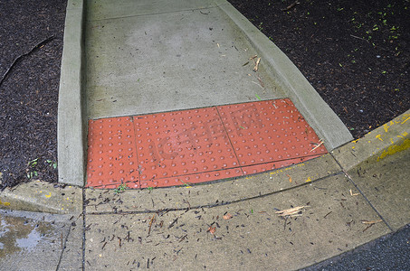有供盲人使用的红色颠簸的水泥人行道
